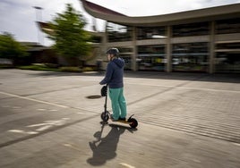 Un hombre circula con su patinete frente a la Estación Marítima.