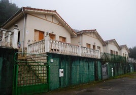Viviendas de la urbanización Las Llamas II, en el Camino del Portillo de Argoños, donde se encontraban los okupas denunciados.