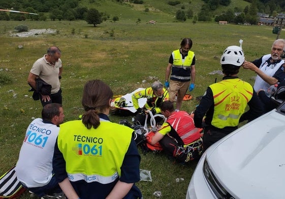 Rescatadores tratando de reanimar al hombre, que murió poco después.
