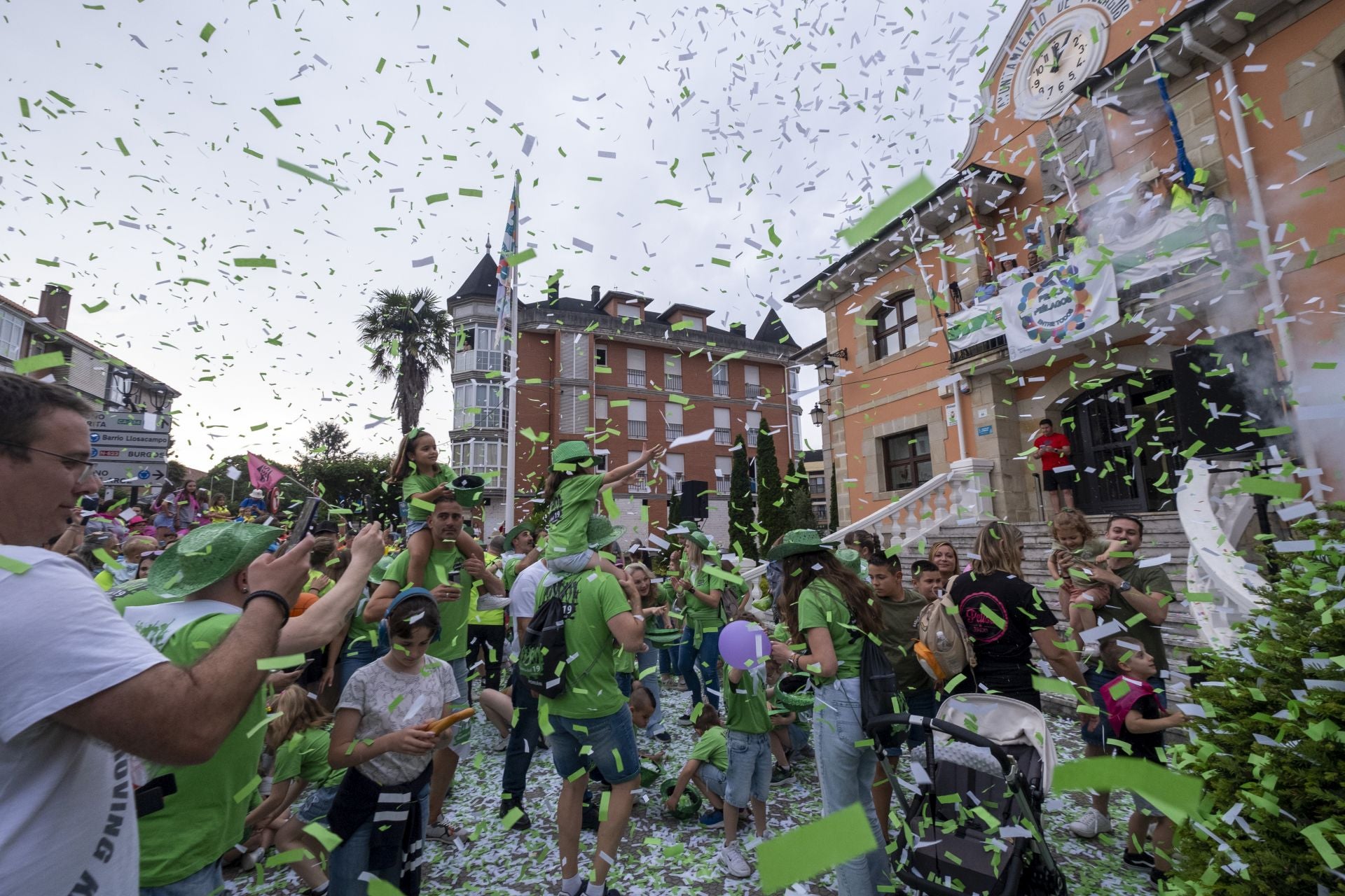 Los peñistas jubilosos en el chupinazo de la fiestas.