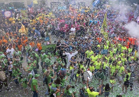 El momento del chupinazo con explosión de confeti.