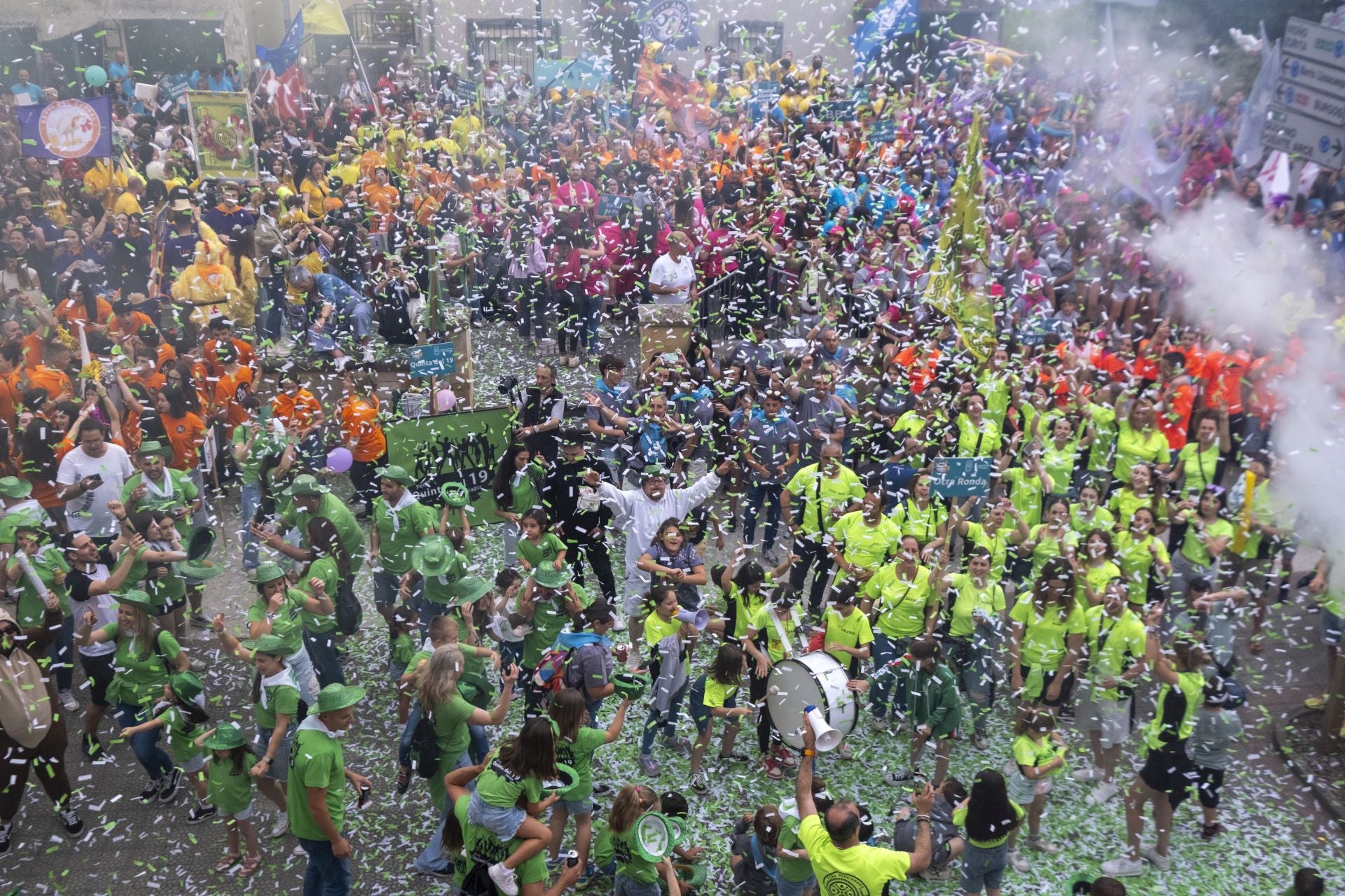 El momento del chupinazo con explosión de confeti.