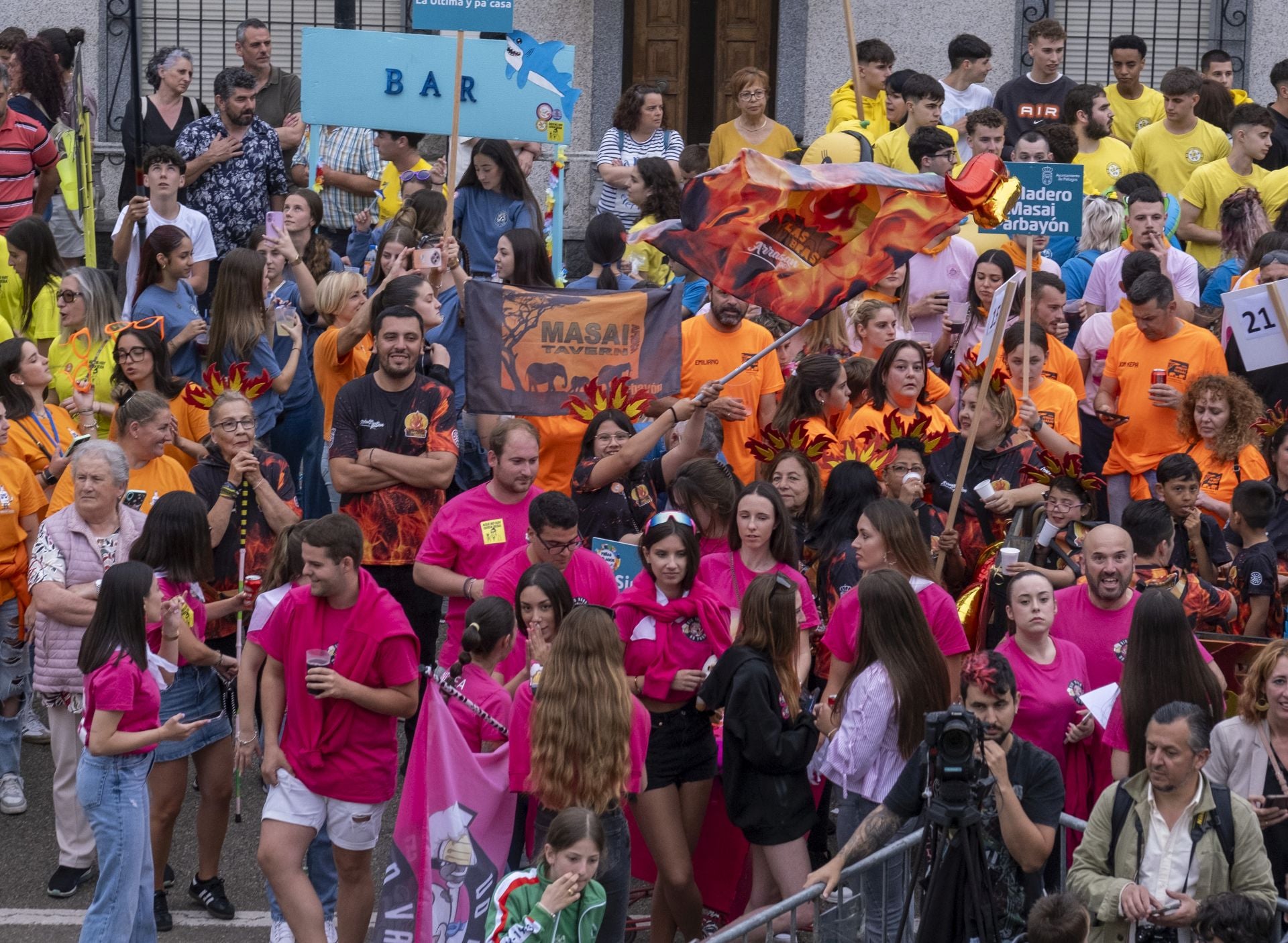 Los participantes animados y alegres frente al edificio consistorial