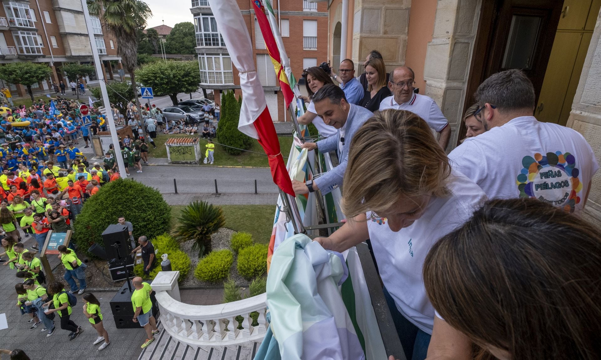 Caramés emocionado da el pregón del inicio de los festejos de San Antonio desde el balcón del Ayuntamiento