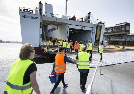 Limpiadoras accediendo a uno de los barcos de Brittany Ferries en Santander.