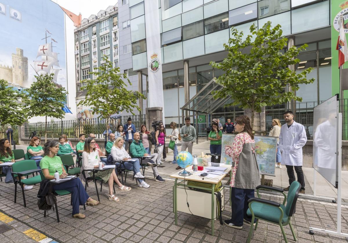 El aula improvisada con sus alumnos montada frente a Peña Herbosa.