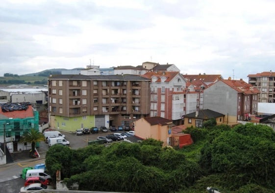 Parce de La Carrilla con edificaciones en ruina tomadas por la maleza.