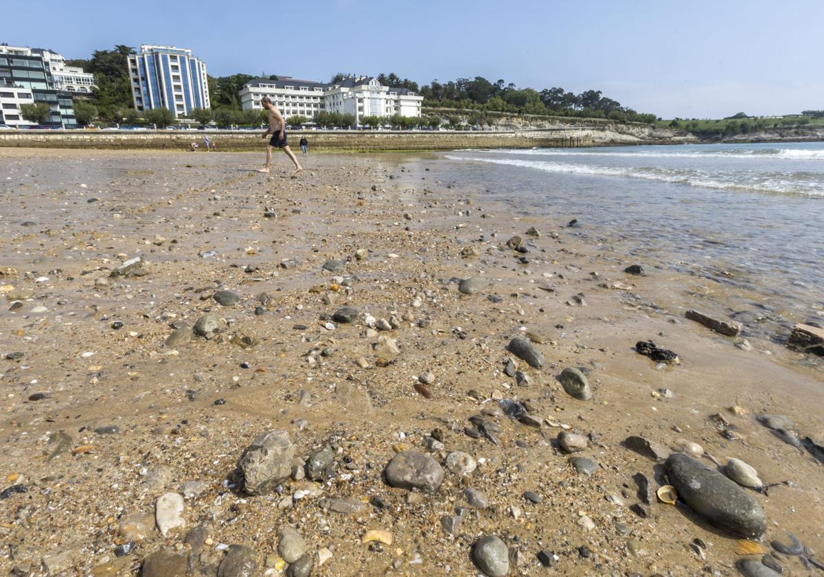 La bajamar en la Segunda de El Sardinero revela miles de piedras a causa de la falta de arena.