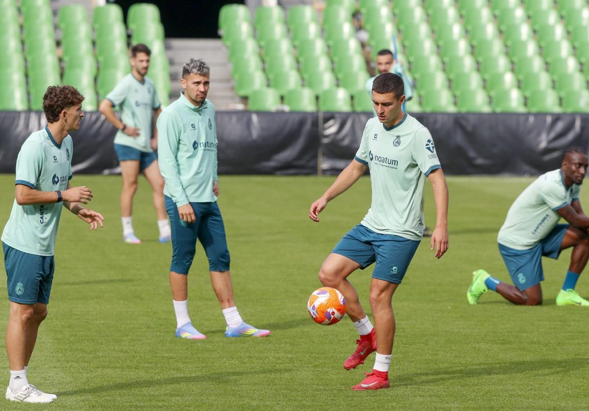 Pablo Rodríguez, Arana, Karrikaburu y Lago Junior, durante la sesión del martes en los Campos de Sport.