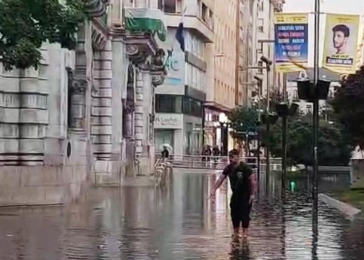 Calle Amos de Escalante, junto al Ayuntamiento de Santander, este martes inundada tras las tormentas.