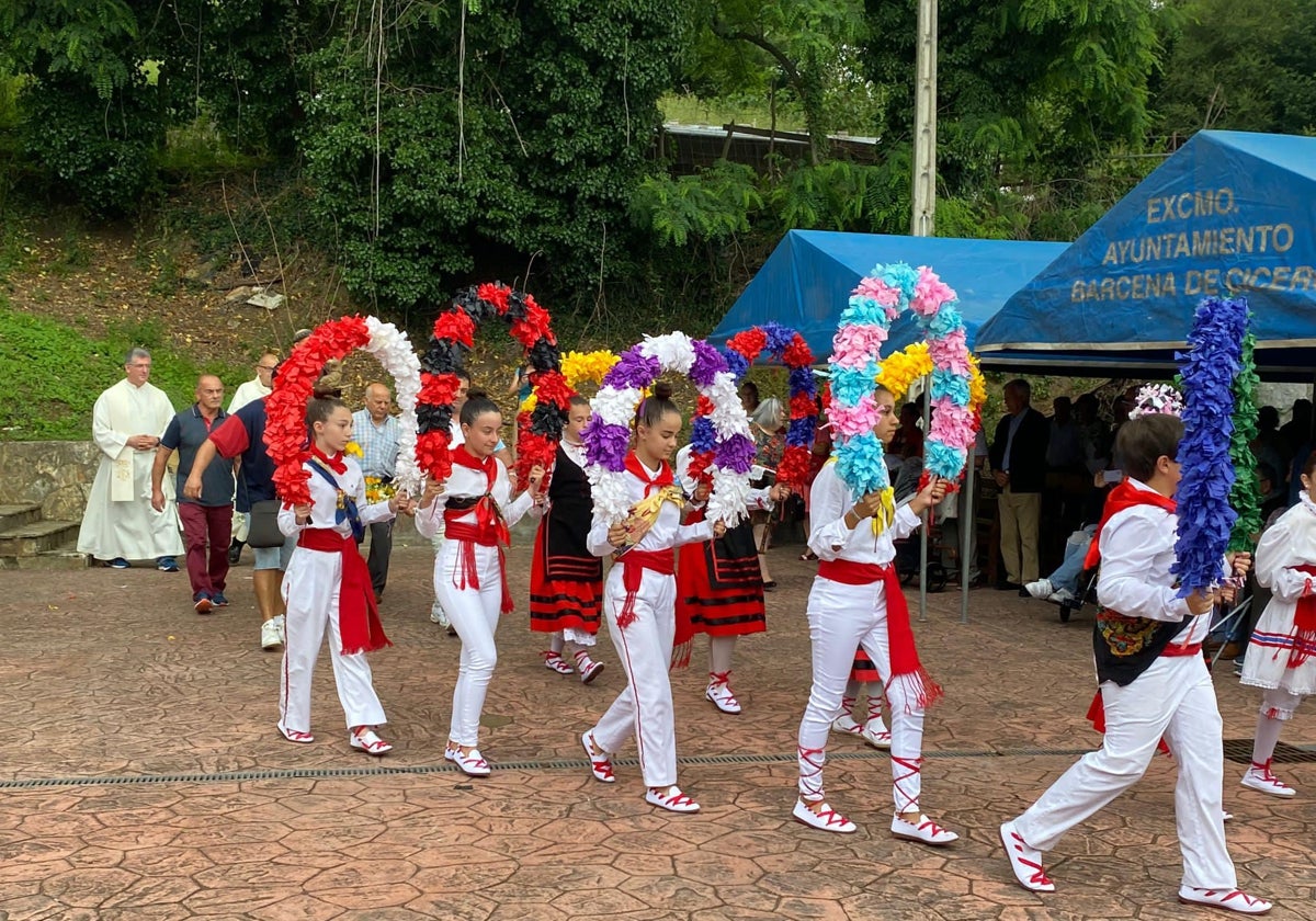 Actuación de los danzantes en las pasadas fiestas de Cicero.