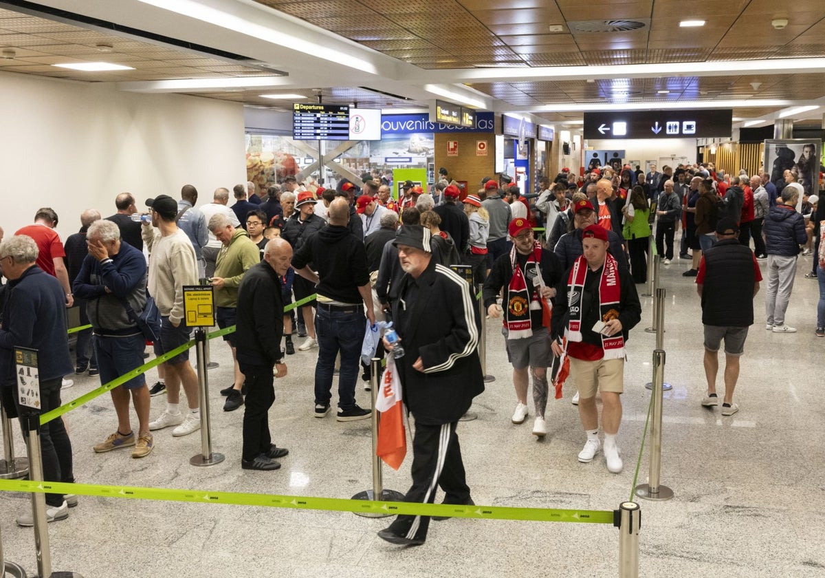Aficionados del United, durante la noche en vela del aeropuerto.