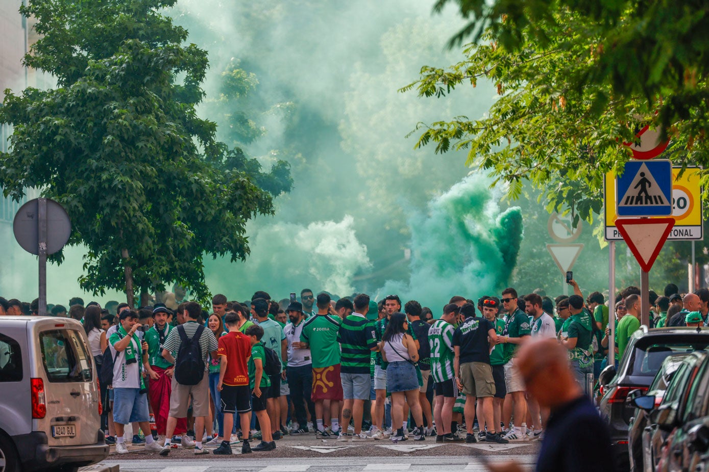 El humo de las bengalas tiñó de verde el ambiente