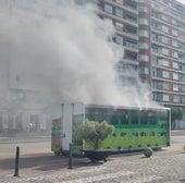 El punto limpio móvil ardiendo esta mañana en Santander