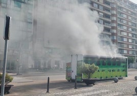 El punto limpio móvil ardiendo esta mañana en Santander