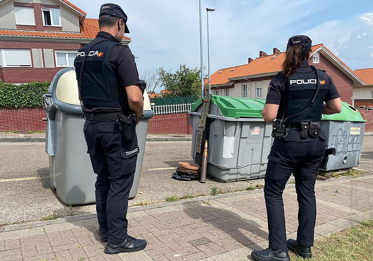 Dos agentes custodian el proyectil a la espera de la llegada de los Tédax.