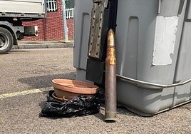 Dos agentes custodian el proyectil a la espera de la llegada de los Tédax.