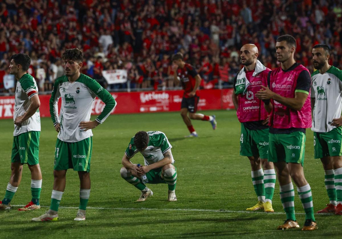 Los jugadores, ante los aficionados desplazados, tras la eliminación.