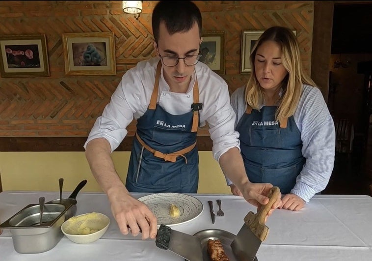Así se hace el lechazo deshuesado del restaurante Prada a Tope