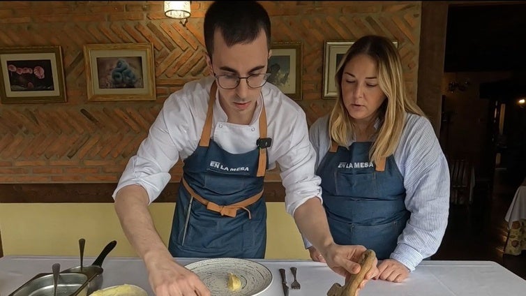 Así se hace el lechazo deshuesado del restaurante Prada a Tope