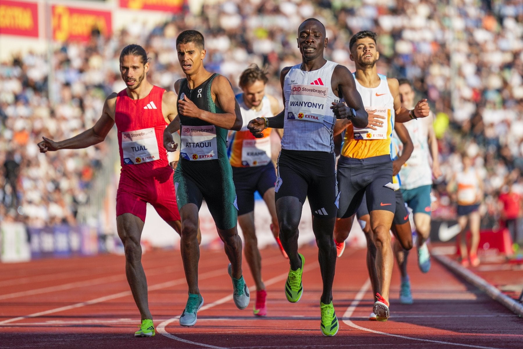 Attaoui, segundo por la izquierda, cruza la meta en Oslo por detrás de Wanyonyi.