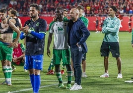 José Alberto abraza a Lago Junior, junto a otros jugadores ,ante la afición desplazada a Anduva.