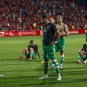 Varios jugadores del Racing, apesadumbrados tras la derrota en Anduva.