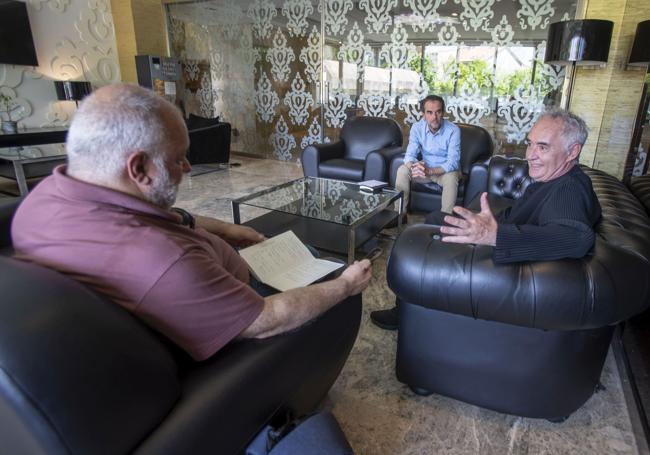 La entrevista se realizó en un salón del Hotel Santemar.