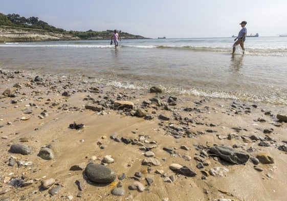 El pedregal que emerge en la Segunda Playa de El Sardinero cuando baja la marea.