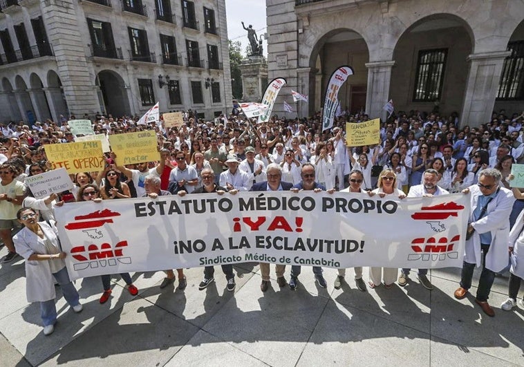 Concentración de médicos esta mañana en la Plaza Porticada, en Santander.
