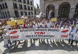Concentración de médicos esta mañana en la Plaza Porticada, en Santander.