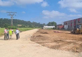 Autoridades y responsables de la instalación y la empresa charlan durante el desarrollo de las labores, este viernes, junto al matadero comarcal.