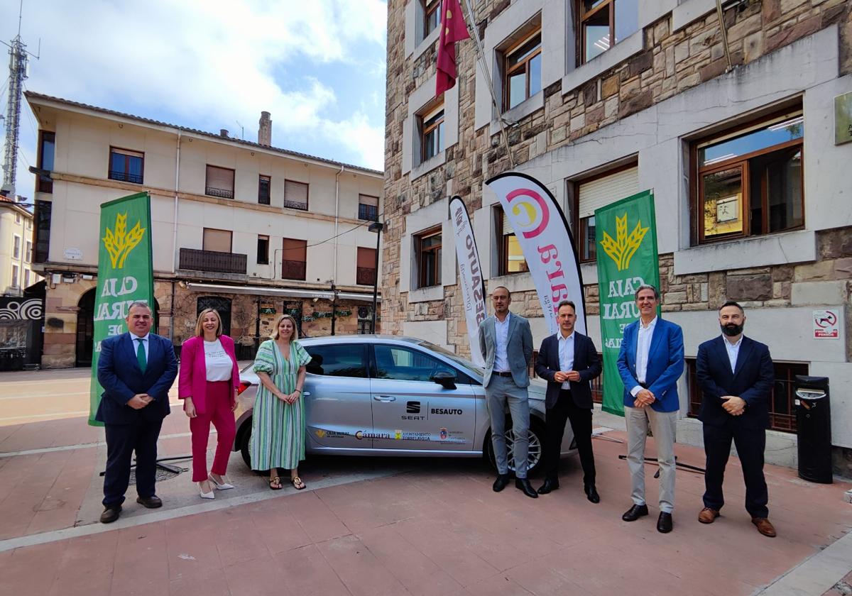 Por cada compra en los comercios adheridos, se entrega una papeleta para conseguir el coche que se ha presentado esta mañana.