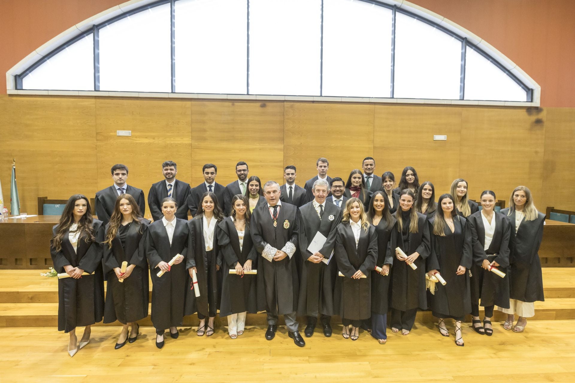 Fotos de familia de todos los abogados que fueron reconocidos en el acto junto al decano.