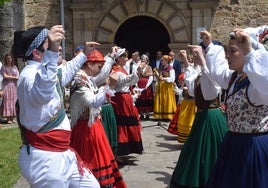 Picayos y pandereteras danzan en el exterior de la iglesia por San Antonio.
