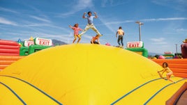 Disfruta del Parque Hinchable Más Grande del Mundo por 11€
