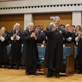 El abogado Luis Revenga Sánchez recibe el aplauso de sus compañeros tras el nombramiento de colegiado de honor. A su izquierda, Ángel Fuente López, que también ha sido distinguido esta mañana como colegiado de honor.