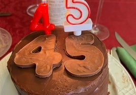 La tarta de los cumpleaños, con chocolate.
