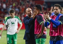José Alberto consuela a Jeremy, Parera aplaude a la afición y Montero se lleva las manos a la cabeza tras la derrota ante el Mirandés en Anduva.