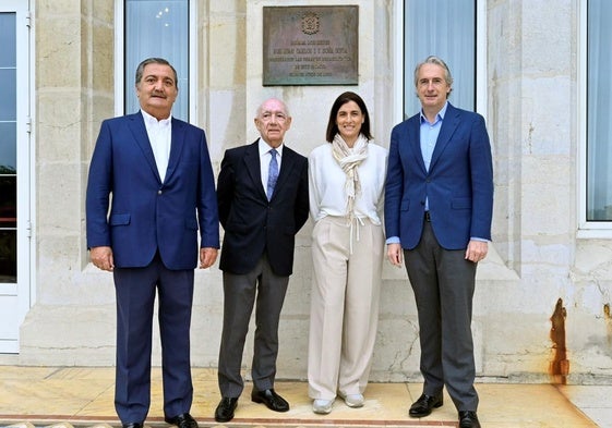 La actual alcaldesa de Santander, Gema Igual, acompañada de sus predecesores Gonzalo Piñeiro, Manuel Huerta e Íñigo de la Serna.