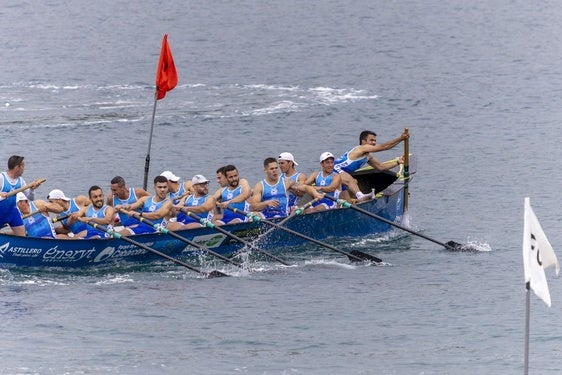 La San José toma una ciaboga en su regata.