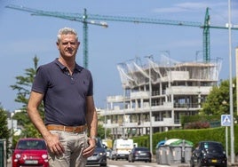 Álvaro Martínez Balbás posa delante de un bloque de pisos en construcción en Santander.