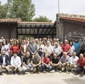 El consejero de Turismo, Luis Martínez Abad, se retrató este viernes con una nutrida representación de trabajadores del Parque de la Naturaleza de Cabárceno.