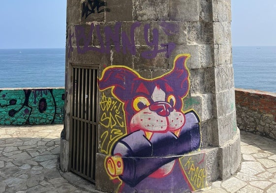 Pintadas que exhibe la torre del faro y el murete.