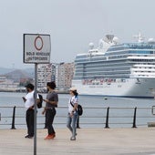 Un crucero, durante su atraque en Santander.