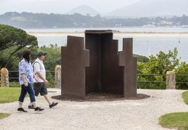 'Consejo al espacio VII' (1996), obra de Chillida, ubicada en el jardín frente a la fachada sur del Palacio.