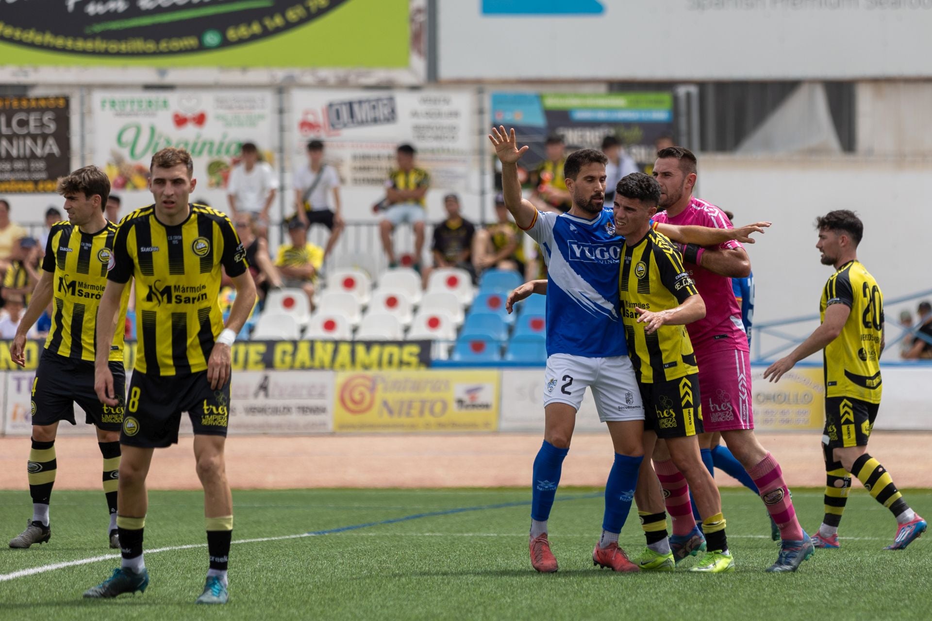 Los jugadores del Cayón defienden un córner