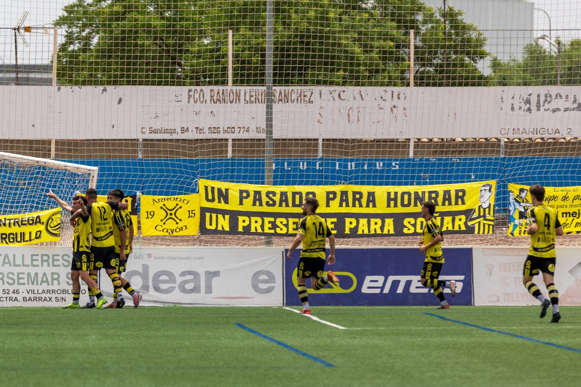 Los jugadores del Cayón celebran el gol del empate. 