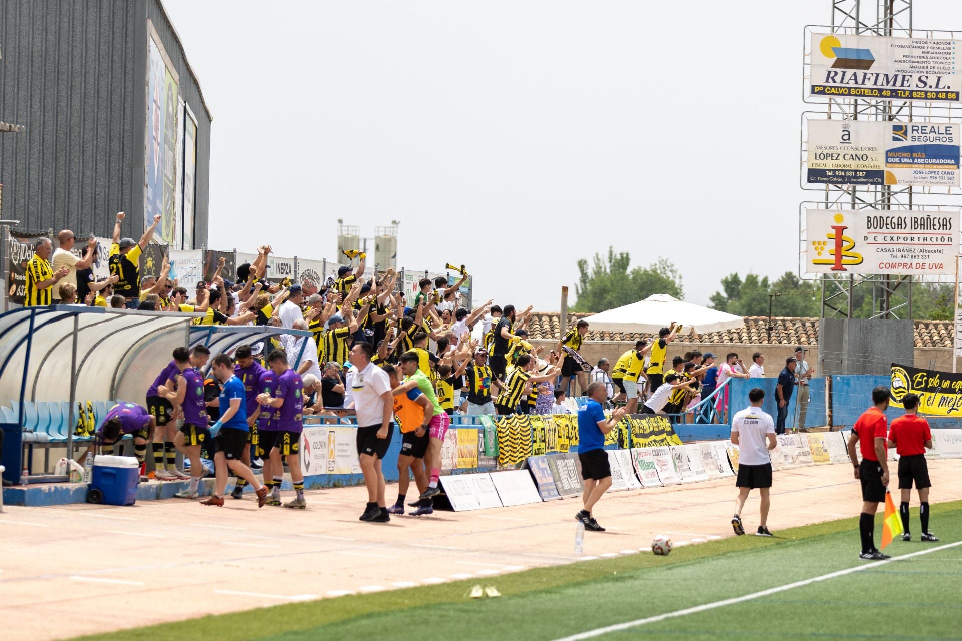 Los aficionados del Cayón que se desplazaron hasta Socuéllamos, celebran el gol de los cántabros.
