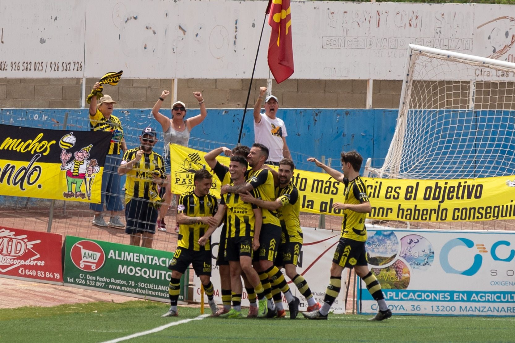 Chus Laredo, autor del tanto del empate, lo festeja con sus compañeros. 